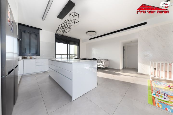 דירה, שלמה אלירז, רמב"ם, ראשון לציון