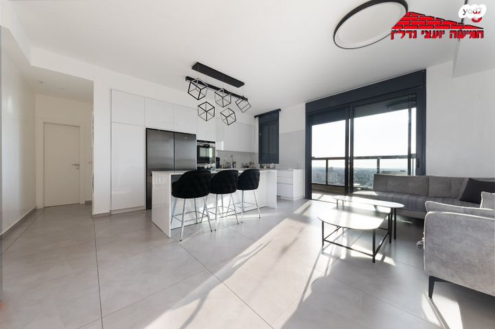 דירה, שלמה אלירז, רמב"ם, ראשון לציון