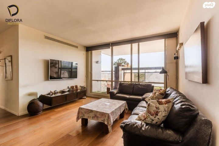 דירה, אורי צבי גרינברג, אזורי חן, גימל החדשה, תל אביב יפו