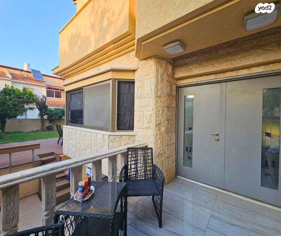 דו משפחתי, גד הנביא, שאר העיר, כפר סבא