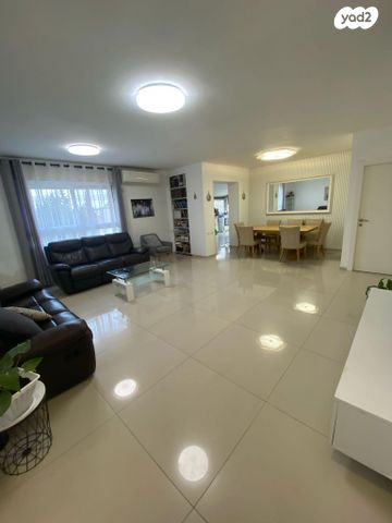 שדרות משה דיין 18