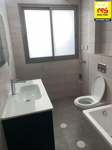 דירה, שדרות יצחק גרשטנקורן, הפועל המזרחי ב', שיכון ב', בני ברק