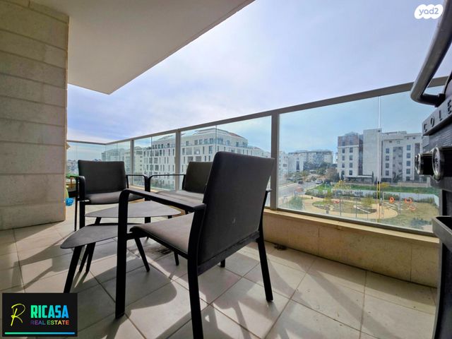 דירה, נעמי שמר, רעננה