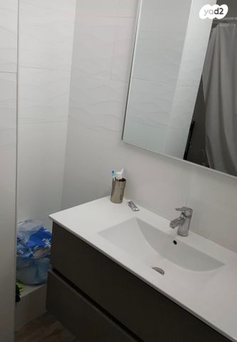 דירה, האחים אוסטשינסקי, ראשונים, ראשון לציון