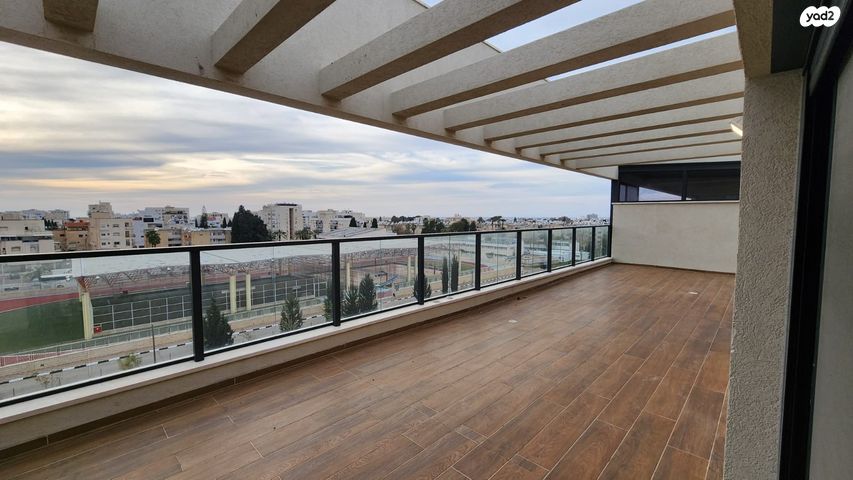 שמעון פרס/ האצטדיון