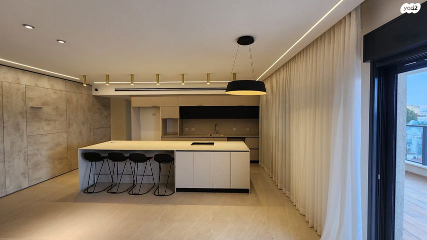 גג/ פנטהאוז, שמעון פרס/ האצטדיון, נהריה