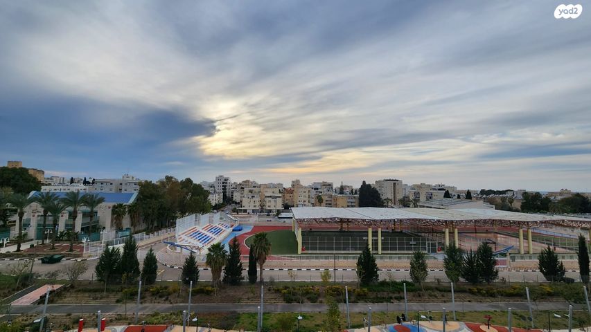 שמעון פרס/ האצטדיון