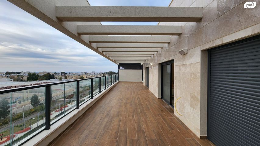 שמעון פרס/ האצטדיון