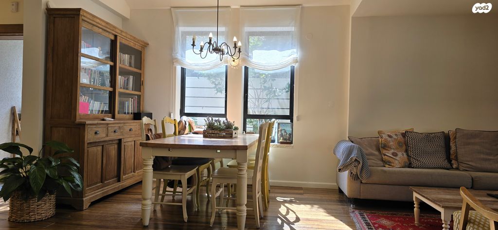 דו משפחתי, צור יגאל, כוכב יאיר / צור יגאל