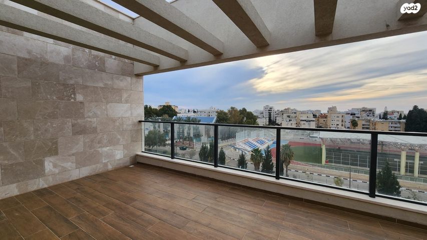 גג/ פנטהאוז, שמעון פרס/ האצטדיון, נהריה