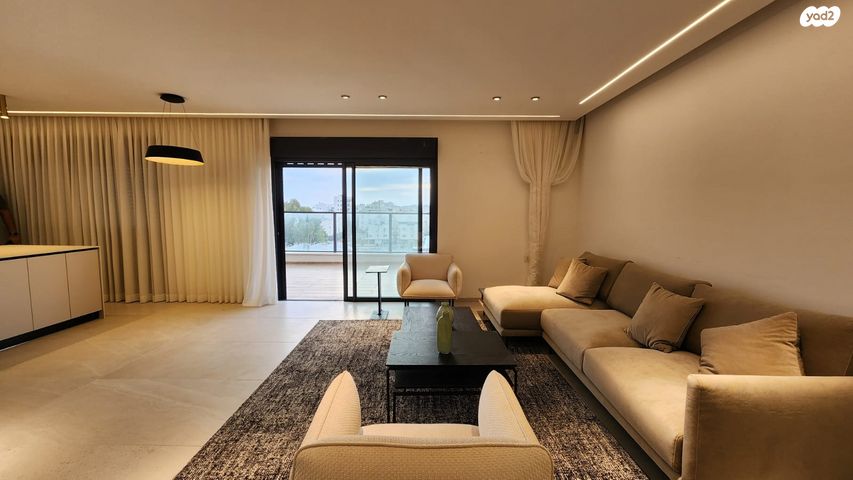 גג/ פנטהאוז, שמעון פרס/ האצטדיון, נהריה