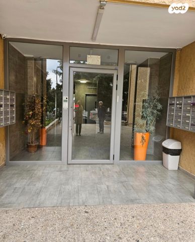 דירה, האחים אוסטשינסקי, ראשונים, ראשון לציון