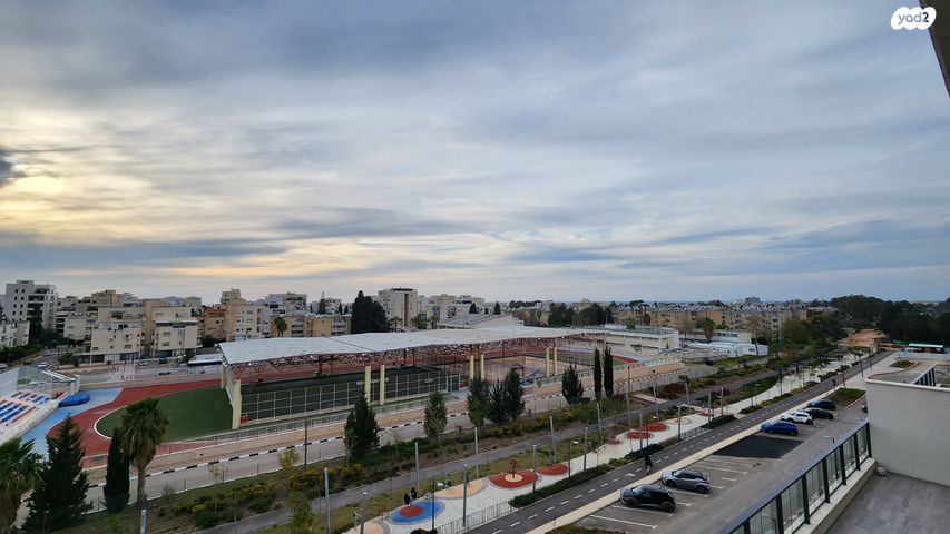 שמעון פרס/ האצטדיון