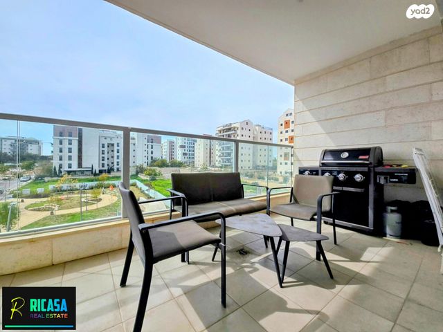 דירה, נעמי שמר, רעננה