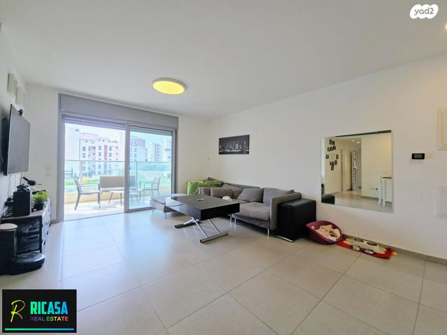 דירה, נעמי שמר, רעננה