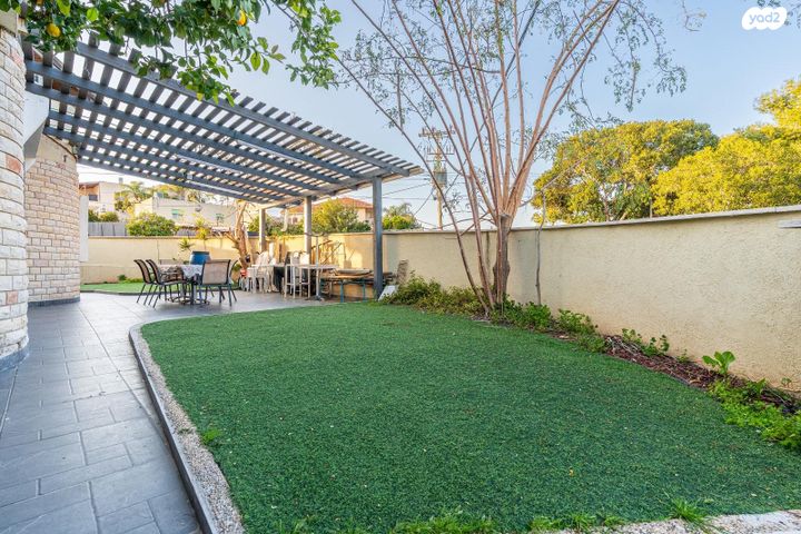 דו משפחתי, הגיבורים, גבעת ביל"ו, חדרה