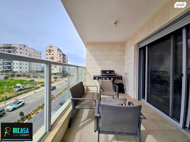 דירה, נעמי שמר, רעננה