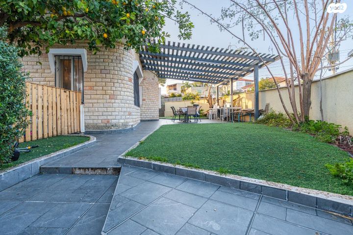 דו משפחתי, הגיבורים, גבעת ביל"ו, חדרה