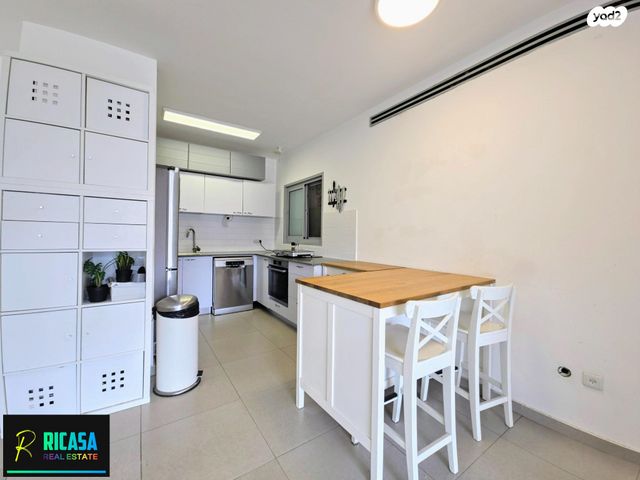 דירה, נעמי שמר, רעננה