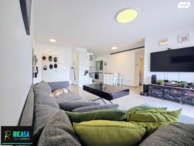 דירה, נעמי שמר, רעננה