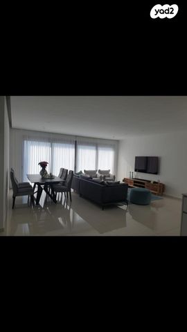 דירה, אריק איינשטיין, הרצליה ב', הרצליה