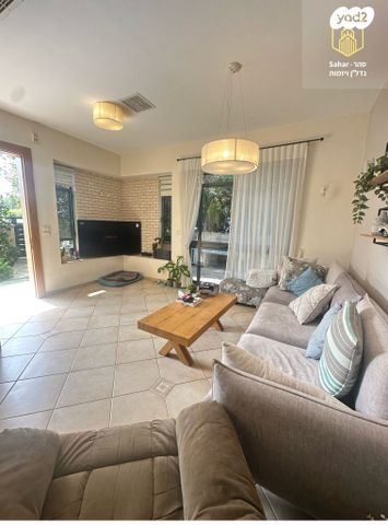 דו משפחתי, אלפי מנשה