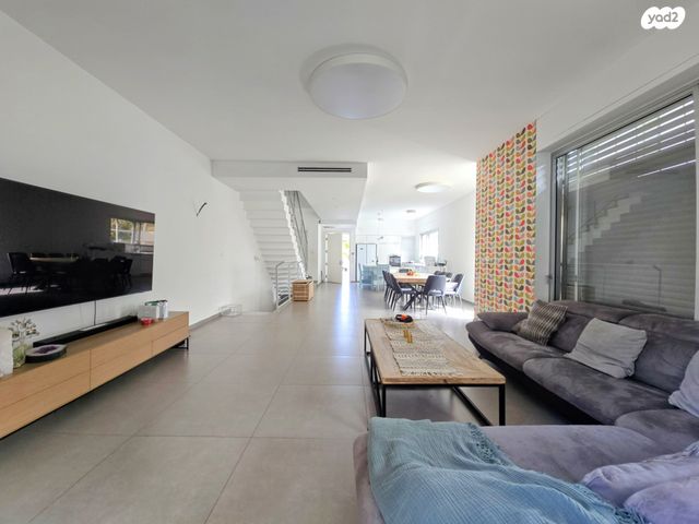 דו משפחתי, אריות הגולן, רמת אמיר, קדימה צורן