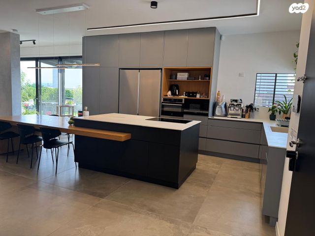 דו משפחתי, אורנית, אורנית