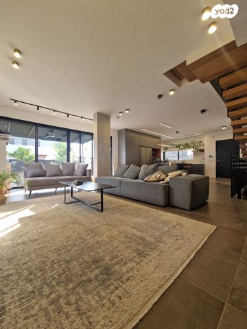 דו משפחתי, אורנית, אורנית