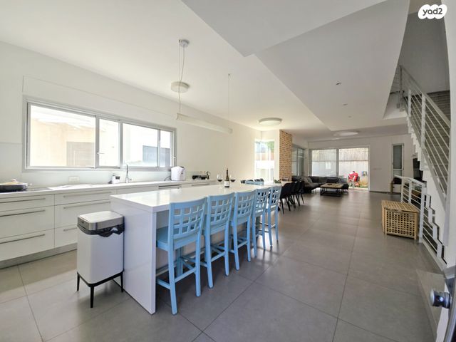 דו משפחתי, אריות הגולן, רמת אמיר, קדימה צורן