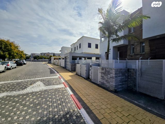 דו משפחתי, אריות הגולן, רמת אמיר, קדימה צורן