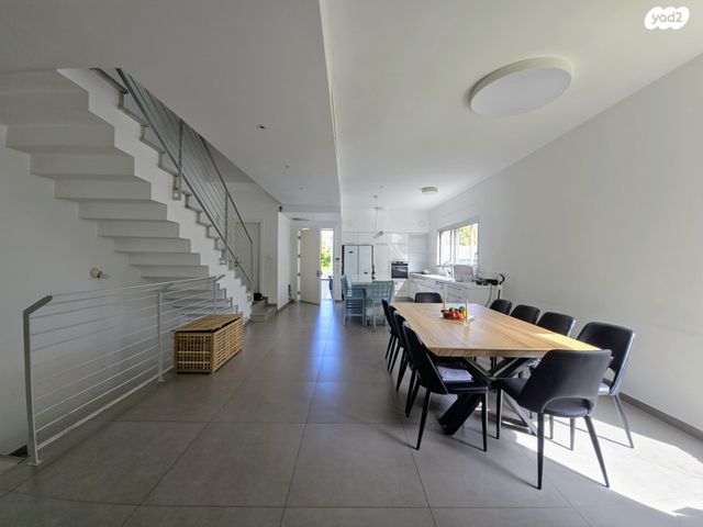 דו משפחתי, אריות הגולן, רמת אמיר, קדימה צורן