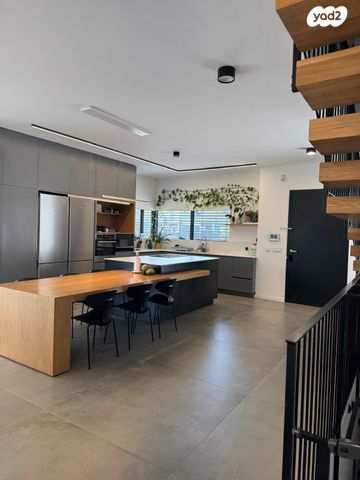 דו משפחתי, אורנית, אורנית