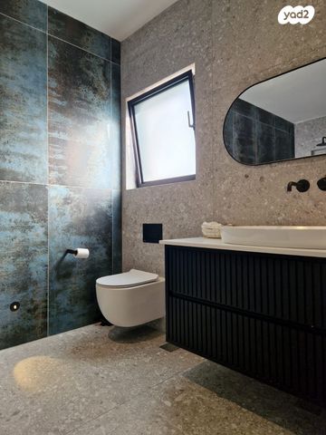 דו משפחתי, אורנית, אורנית