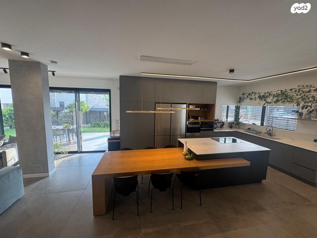 דו משפחתי, אורנית, אורנית