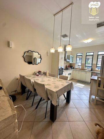 דו משפחתי, אלפי מנשה