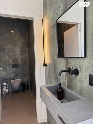 דו משפחתי, אורנית, אורנית