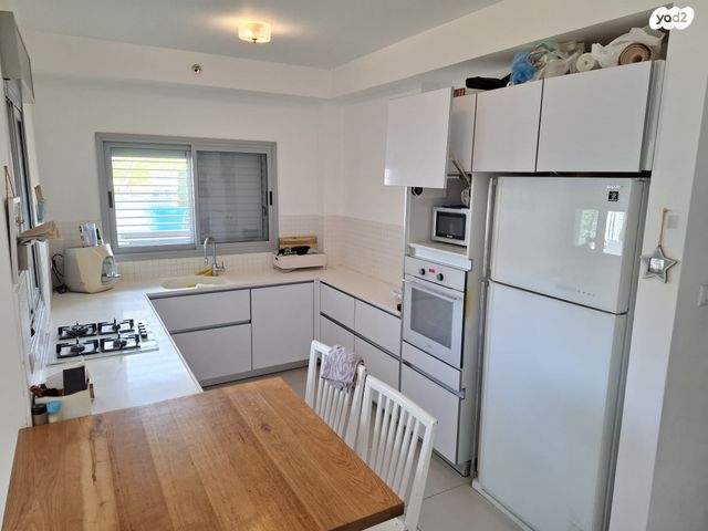 דירת גן, נתן אלבז, הבנים, קרית גת