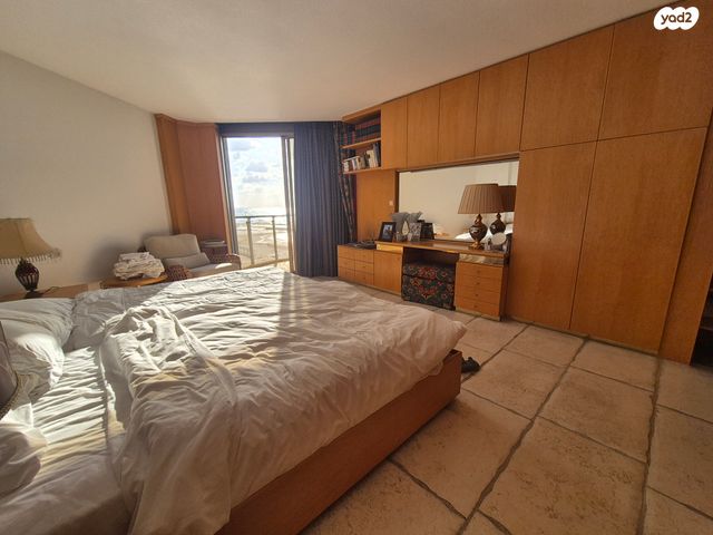 דירה, הרצליה