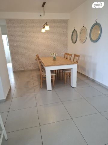 דירת גן, נתן אלבז, הבנים, קרית גת