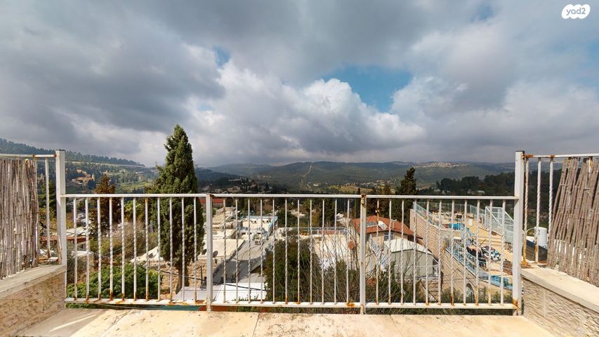 דירת גן, מדרגות הכפר, עין כרם, ירושלים