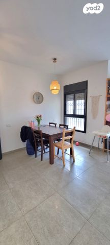 דירה, עין המערה, מצפה רמון