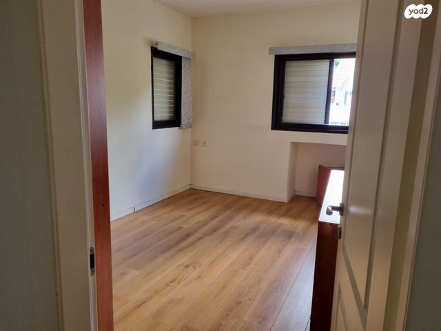 דו משפחתי, אורנית, אורנית