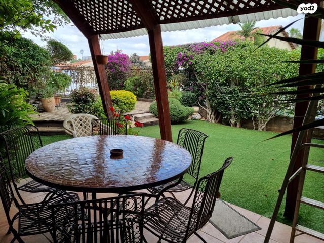 דו משפחתי, אורנית, אורנית