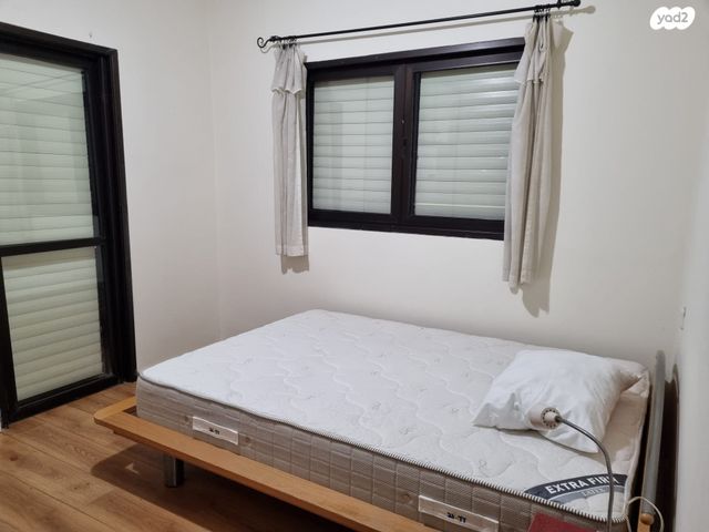 דו משפחתי, אורנית, אורנית