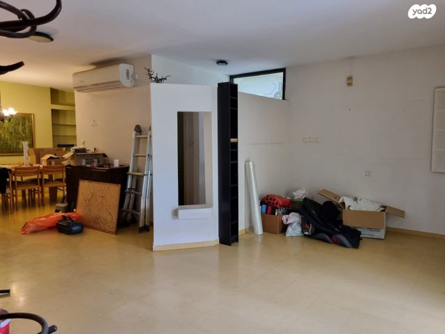 דו משפחתי, אורנית, אורנית