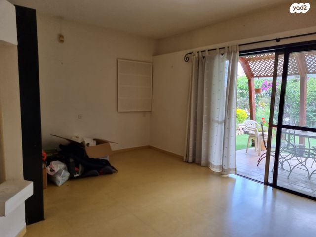 דו משפחתי, אורנית, אורנית