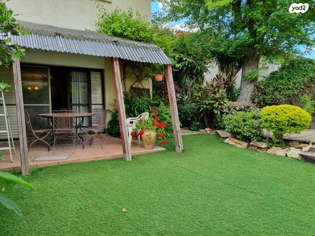 דו משפחתי, אורנית, אורנית