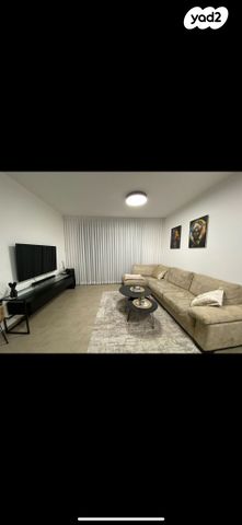 דירה, אהוד מנור, נאות אפק, אפקה, קרית ביאליק