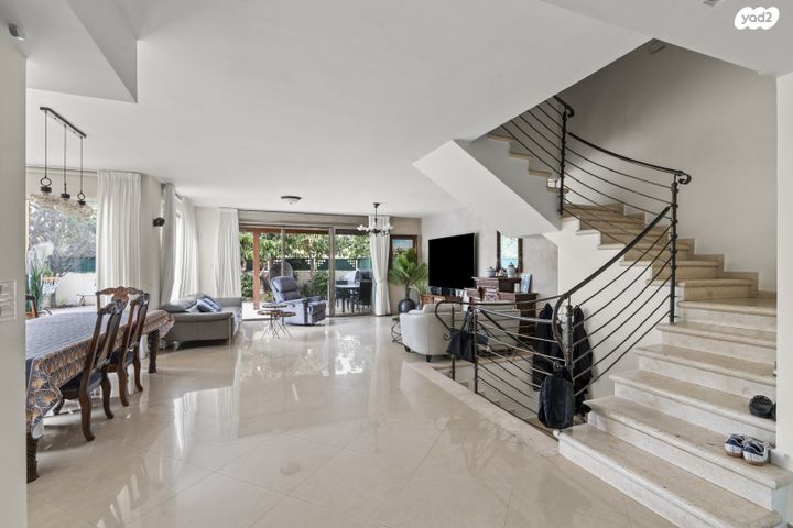 בית פרטי/ קוטג', אנה פרנק, בנות חיל, ראשון לציון